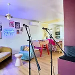 Paillettes Fever, Maison Avec Karaoke, 3 شقة