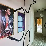 Paillettes Fever, Maison Avec Karaoke, 3 شقة