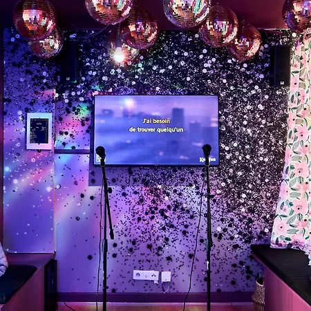 Paillettes Fever, Maison Avec Karaoke, 3