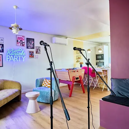 Paillettes Fever, Maison Avec Karaoke, 3 Appartement